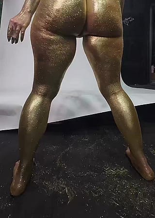 Jada twerks her huge golden naked ass'