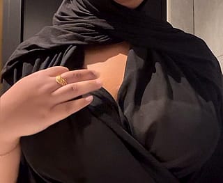 I'm feeling a little hot in this Abaya🙈'