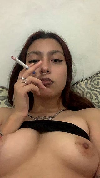 Such a Hottie Smoking: 19-Year-Old Latina on OnlyFans'