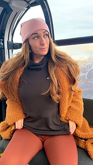 Cumshot Queen Flashes Her Tits on OnlyFans'