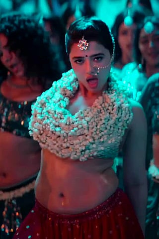 Bollywood Belly Shake: 'Ketika Sharma' Sizzles in Sari'