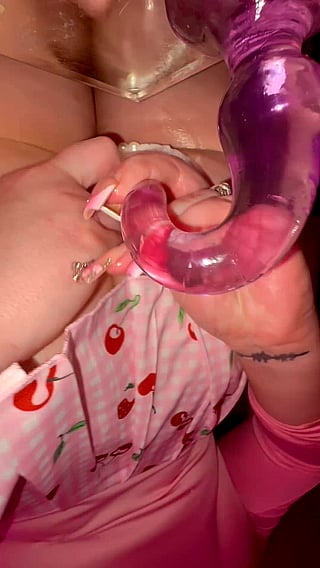 Slinky Pussy Plug: A Sizzling Amateur Video'