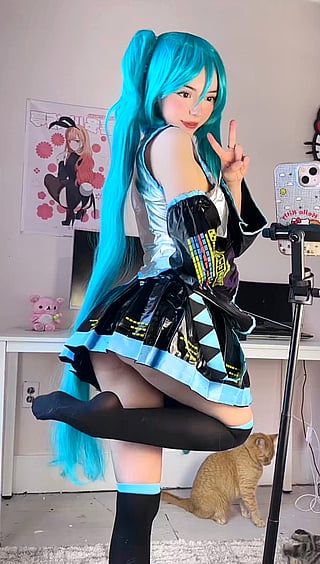 Miku Miamiaxof Vocaloid - 18-Year-Old Asian Cosplaying with Big Ass'