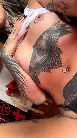 Pussy Lips Pulling Out: Tattooed Petite Amateur'
