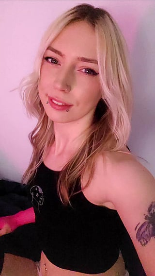 Pussy Flash: Amateur, Abs, Lips, and Shaved Pussy'