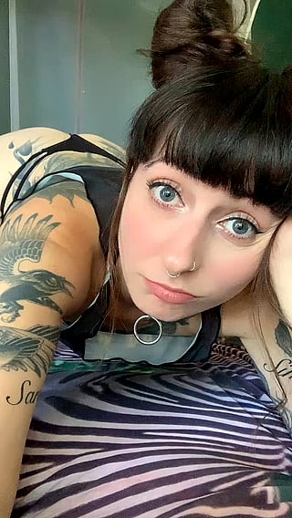 Bored and horny? Let's fuck!'