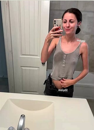 Tiny Waist, Long Legs, and Skinny: A Brunette's Selfie'