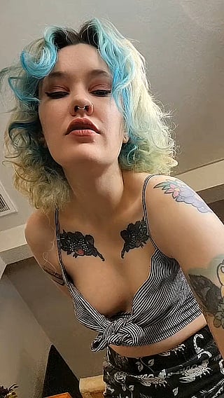 Watch me strip from this angle, fansly!'