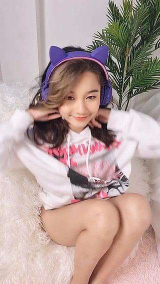 Gamer Chick with Big Tits and Cute Smile'