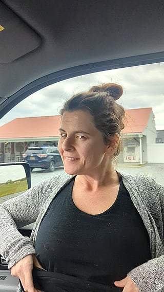 MILF Flashing in Parking Lot: OnlyFans Public Tits'