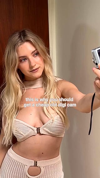 Eva Elfie's Sizzling Hot Cleavage'