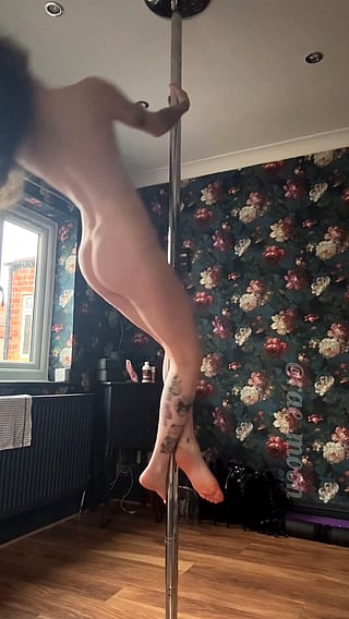Hairy Pussy Pole Dancing: An Amateur's OnlyFans Experience'