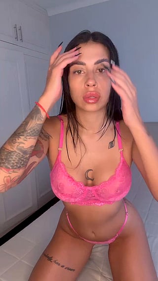 Hot Chick with Big Tits and a Big Ass'