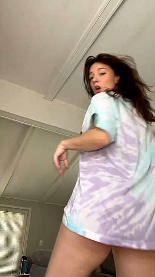 Dick Size Matters: Amateur Teen Gets Cumshot from Big Tits OnlyFans Model'