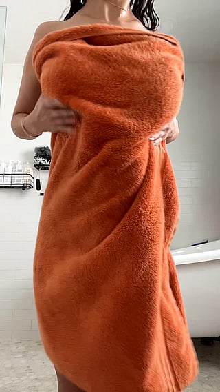 Hot Chick Showering Off'