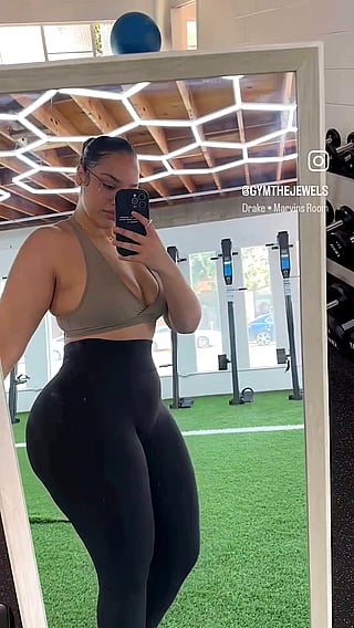 Big Booty Babe Takes a Selfie in the Gym'