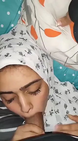 Desi Discomfort: Indian Teen Gets Facial from Interracial Amateur'