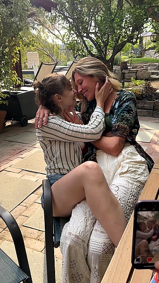 Hot Lesbian Makeout: Everyone's Phones Out to Record'