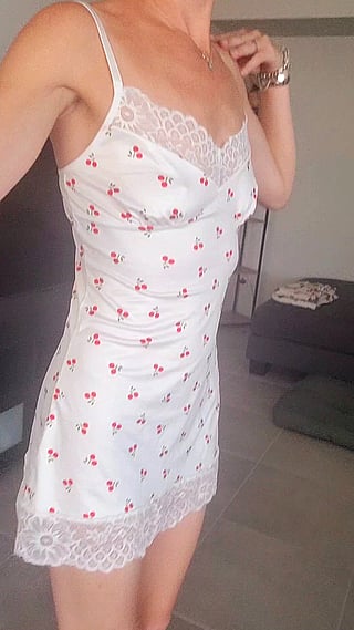 Cherry-Picking MILF's Pussy: A Redditor's Delight'