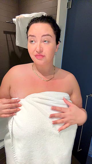 i love revealing my tits to strangers after a hot shower ?'