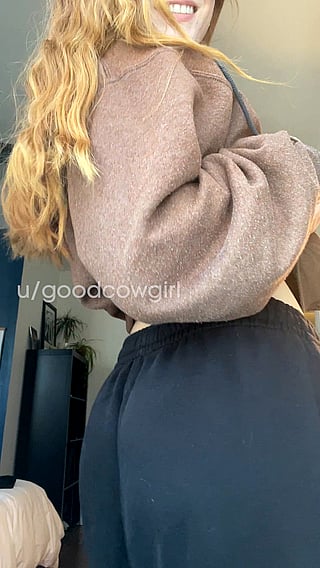Comfy Outfit & Plug In: Going Around the House'