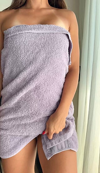 Sexy Latina Teen Exposes Her Natural Tits'