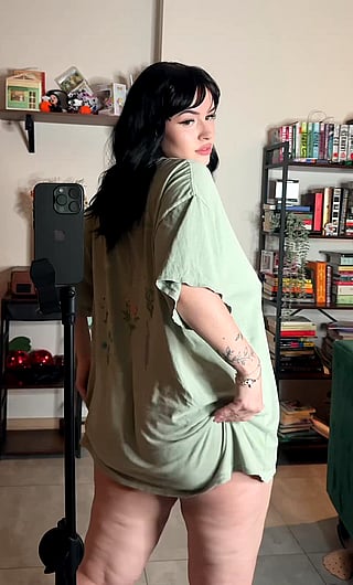 Thicc MILF Shows Off Her Big Booty in NSFW Video'