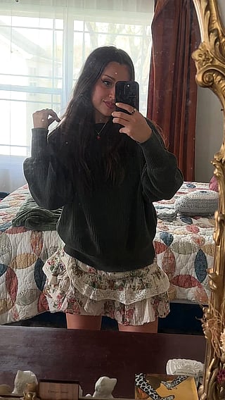 Flashing Mirror: Girl Matches Bra to Panties'
