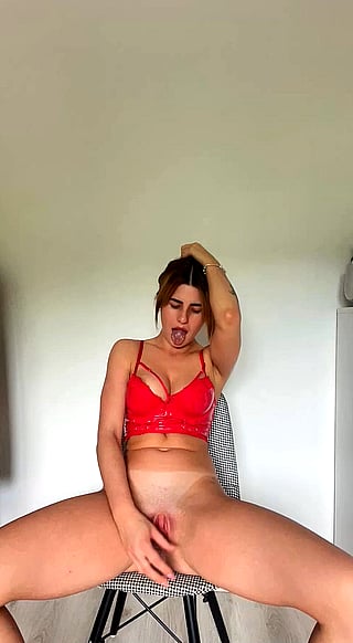 Squirtin' Hot MILF Gets Fucked on Camera'