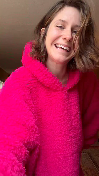 Get Cozy and Cuddle with this Cute Chick'