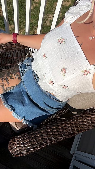 Peek-a-boo: A Cute Amateur Girlfriend Teasing on the Balcony'