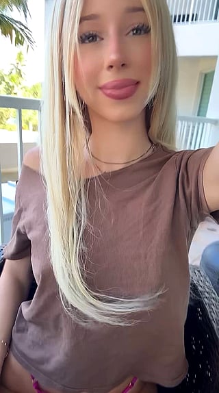 OnlyFans Teen Revealing Tits in Public'