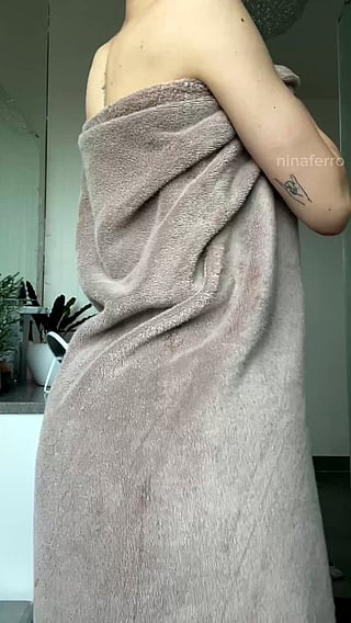 Freshly Bathed: Brunette Teen Shows Off Her Body'