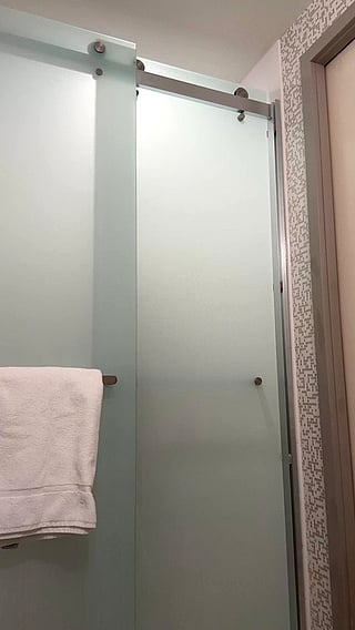 Hotel Shower Hits: Different'