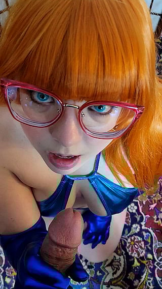 Nerdy Chick Gives Amazing Blowjobs'