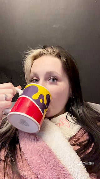 Blondie's British Hairy Pussy Tea Time'