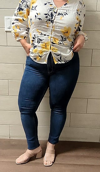 Chubby Chick with Big Nipples and Thick Thighs Shows Off Her Jeans'