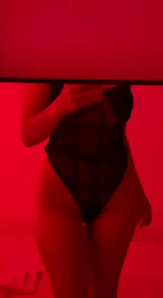 Do Older Men Really Dig Younger Chicks? A 18-Year-Old Shows Off Her Big Ass in This NSFW Video'