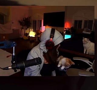 Big Ass Babe Gets Frisky with Her Cat'