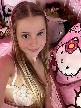 18-Year-Old Babe Takes Selfie in Pink Room'