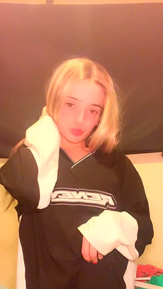 Cute Teen Girl Rating Her Day'