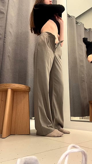 18-Year-Old Gives Blowjob to Cute MILF in Mirror'