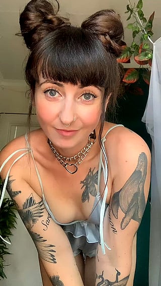 Tattooed Emo Chick Climbs Trees for Fun'