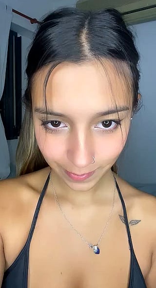 18-Year-Old Girl Shows Off Her Cute Side in Nude Video'