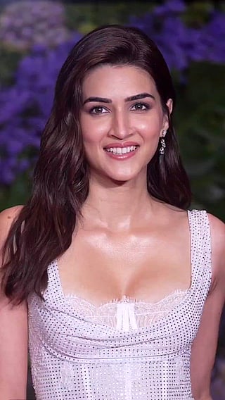 Kriti Sanon's Boobs and Cleavage Show'
