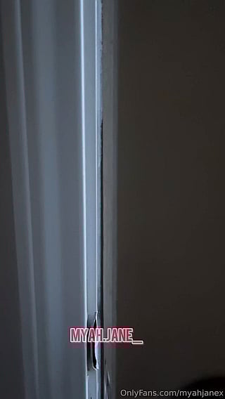 Big Tits Reveal: Leave a Tip'