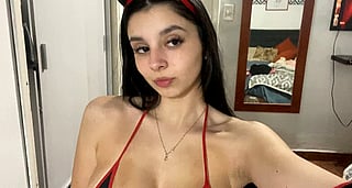 Sexy Mama Showing Off Her Big Tits'