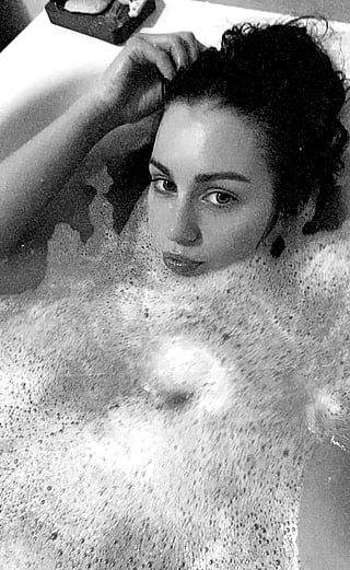 Holly Peers in the Bathtub: Naked, Wet, and DD'