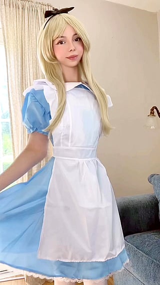 Alice in Wonderland: Cute Asian Teen Solo'