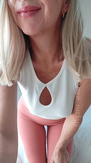 Sunday Titty Flash: Aussie MILF Shows Off Her Natural Tits'